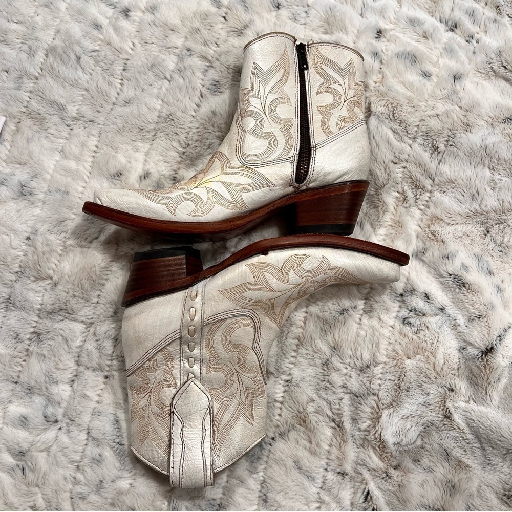 NWOB Circle G Pearl Embroidered Western Ankle Booties Sz-5.5 - Picture 2 of 9